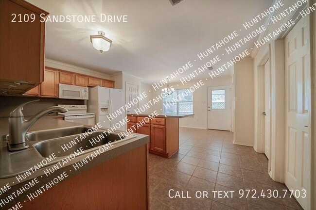 Building Photo - 2109 Sandstone Dr