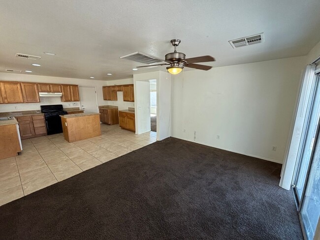 Building Photo - Gorgeous 3bed/1bath home!