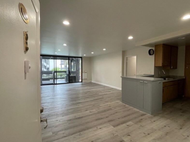Building Photo - 8650 Gulana Ave