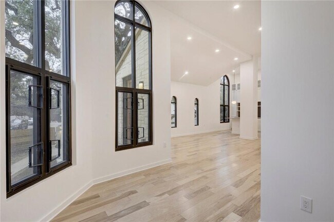 Building Photo - 211 W Johanna St