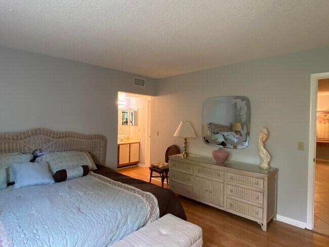 Building Photo - 3101 Lucerne Park Dr