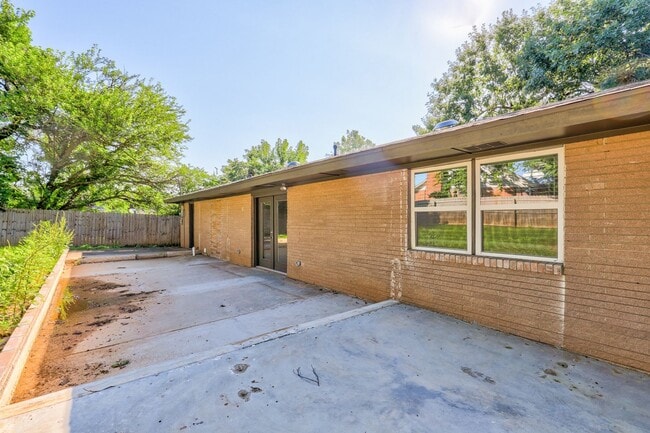 Building Photo - Spacious Elegance: Open Floor Plan, Dual V...