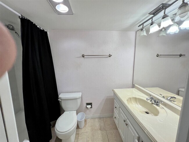 Building Photo - 3000 N Palm Aire Dr