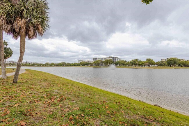 Building Photo - 2751 N Palm Aire Dr