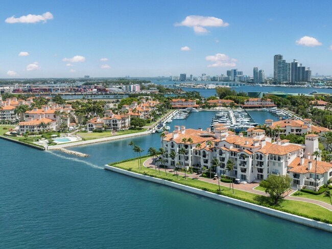Building Photo - 2424 Fisher Island Dr