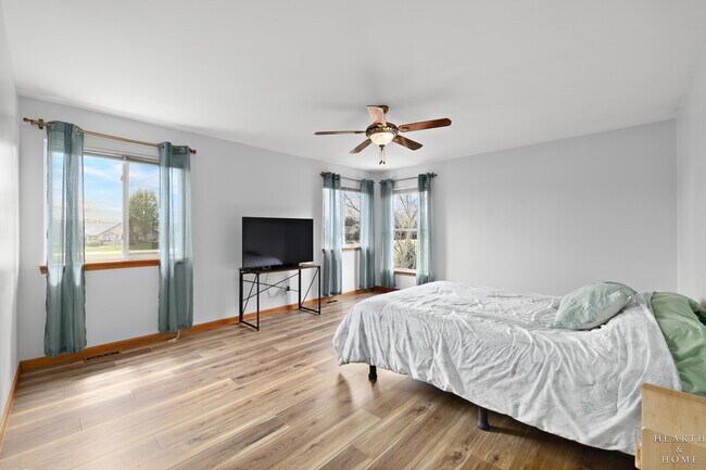 Building Photo - 2039 Greenview Dr
