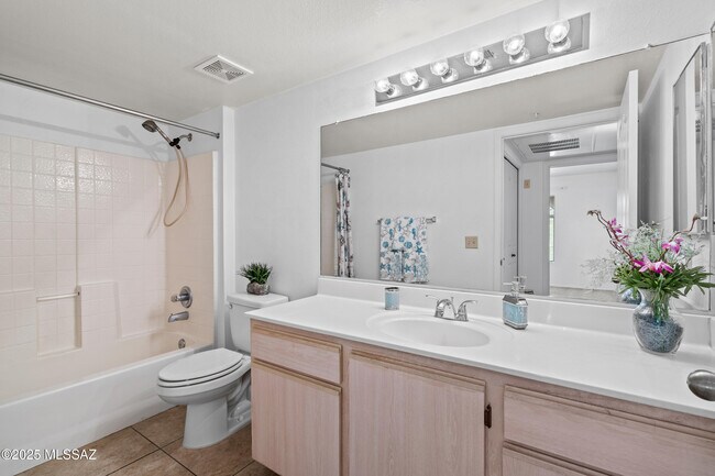 Building Photo - 5751 N Kolb Rd