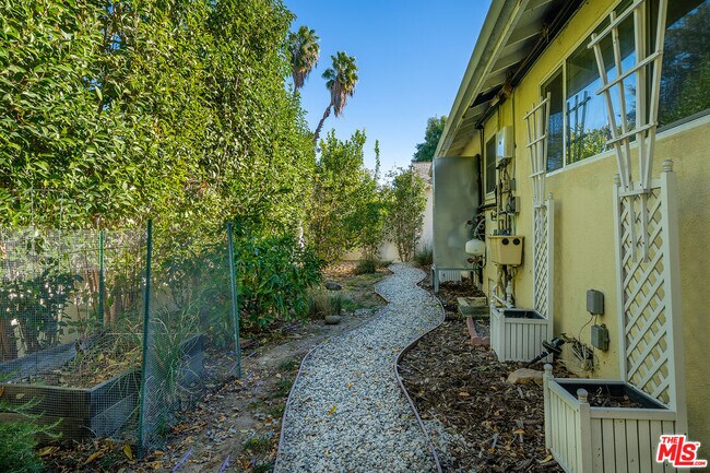 Building Photo - 13843 Milbank St