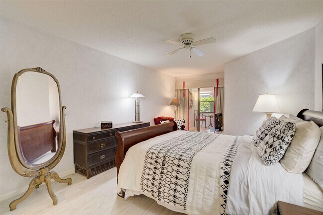 Building Photo - 5051 Pine Dr