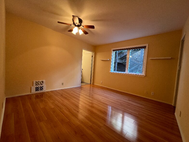 Building Photo - 215 14th Ave E