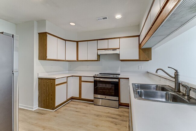 Building Photo - Lovely Town Home in Inland Greens