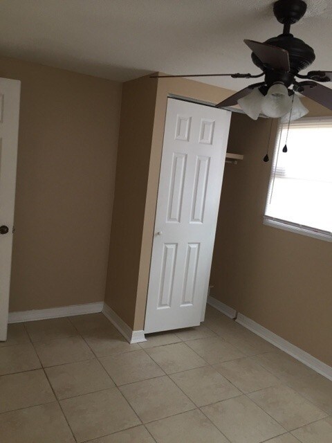 Building Photo - 2111 Smithfield Cir S