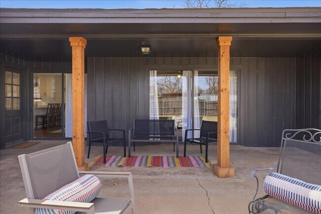 Building Photo - Charming one-of-a-kind 4 Bedroom Home