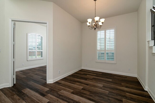 Building Photo - Spectacular and spacious home in Parkside!!