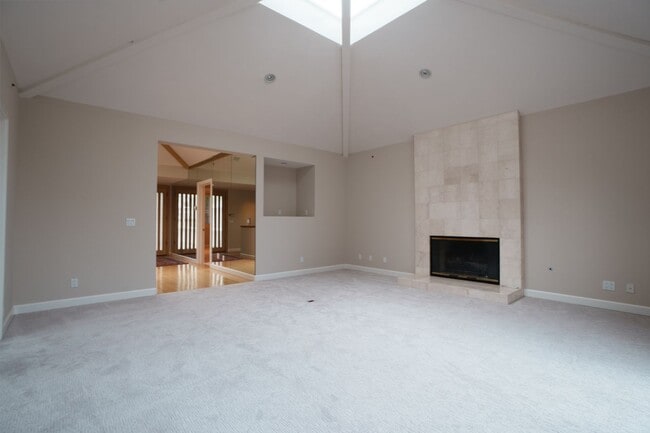 Building Photo - Spectacular 3 bed/3 bath home, gated community, walk to town!