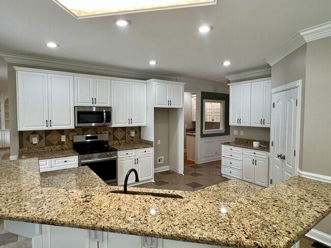 Building Photo - 2903 St Johns Dr