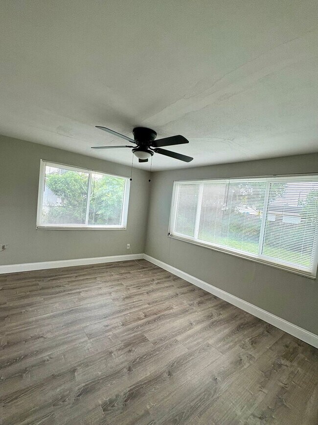 Building Photo - Fully Remodeled Beautiful Home with Bonus ...