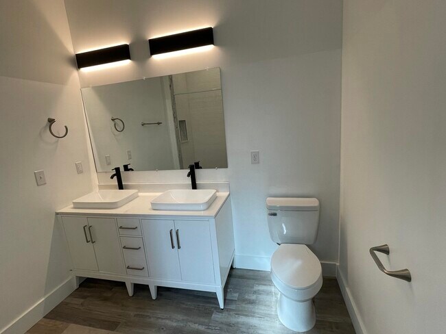 Building Photo - 1321 Cedar Ave S