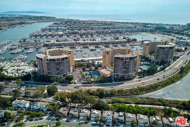Building Photo - 4337 Marina City Dr