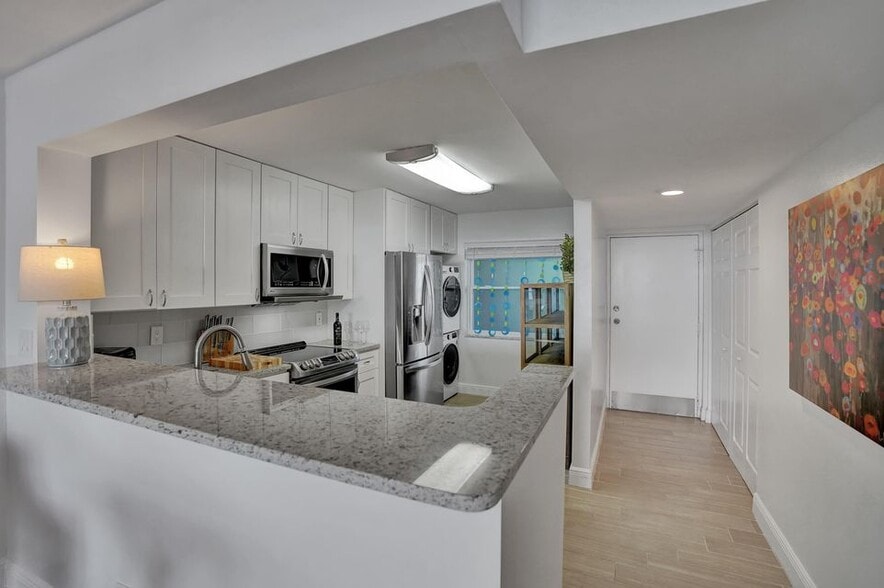 Building Photo - 3581 S Ocean Blvd