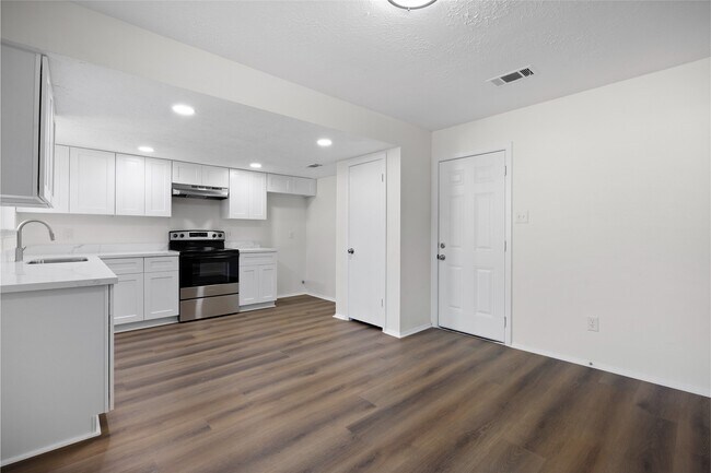 Building Photo - 8343 Carriage Creek Dr