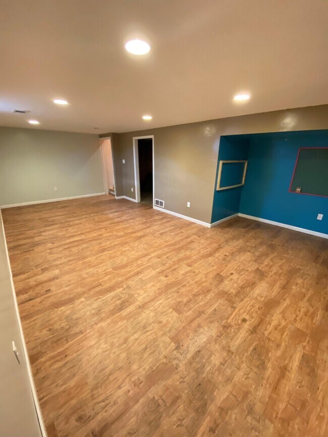Building Photo - 301 Olive Ln