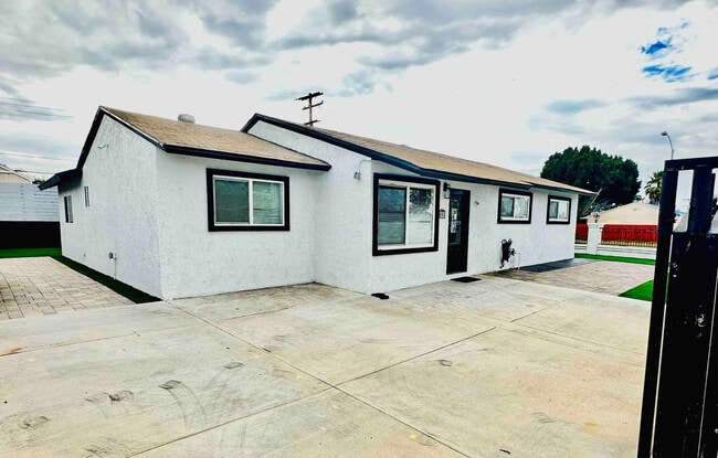 Building Photo - 660 Sunnyside Ave