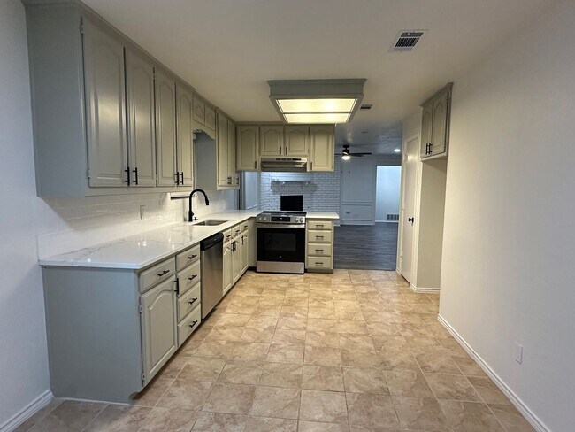Building Photo - PLANO 4-bed 3-bath 2-car garage with huge workshops