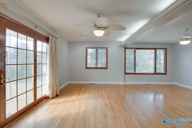 Building Photo - 2700 Briarwood Dr SE
