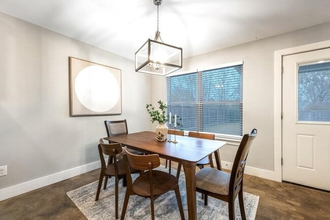 Building Photo - 2205 N Hickory St