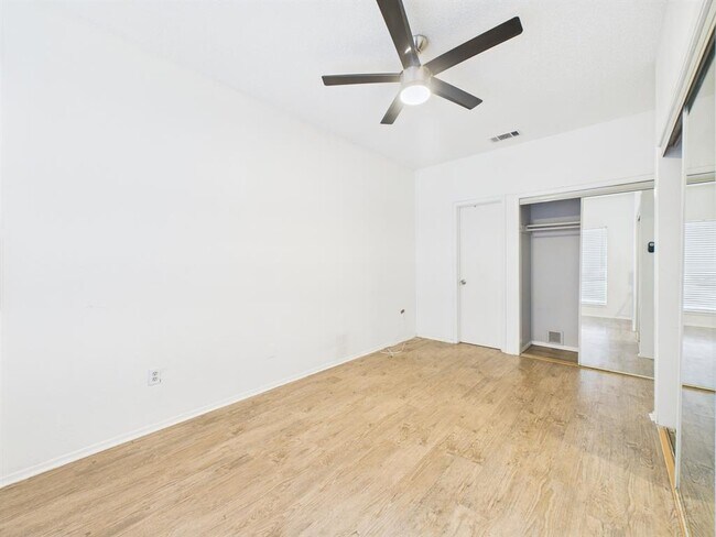 Building Photo - 806 W 24th St