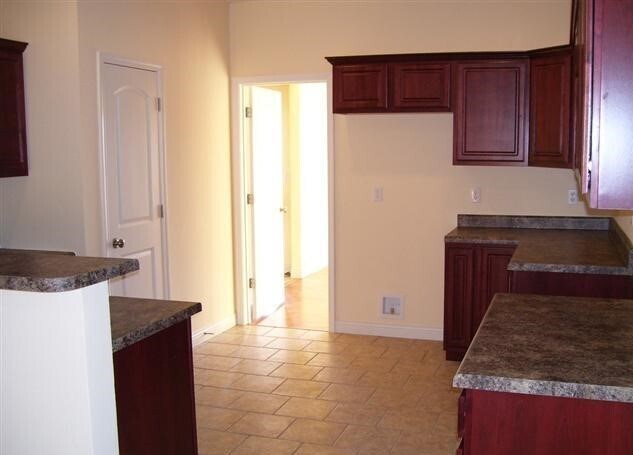 Building Photo - 3 bed 2 bath home with Fenced in backyard!