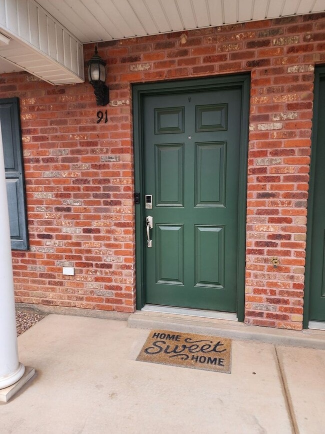 Building Photo - Charming Townhome