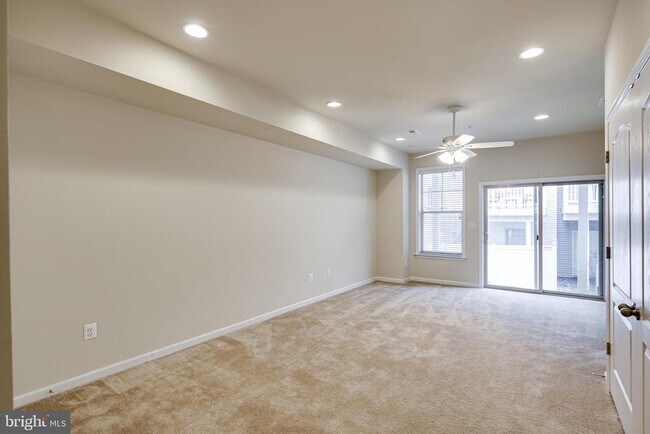 Building Photo - 833 Jarrett Ln