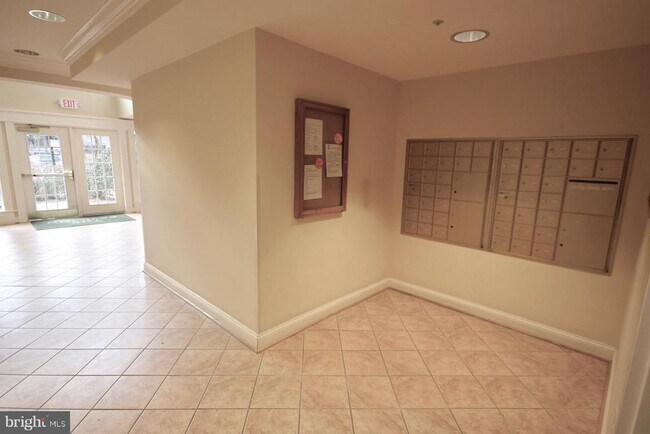 Building Photo - 7000 Falls Reach Dr