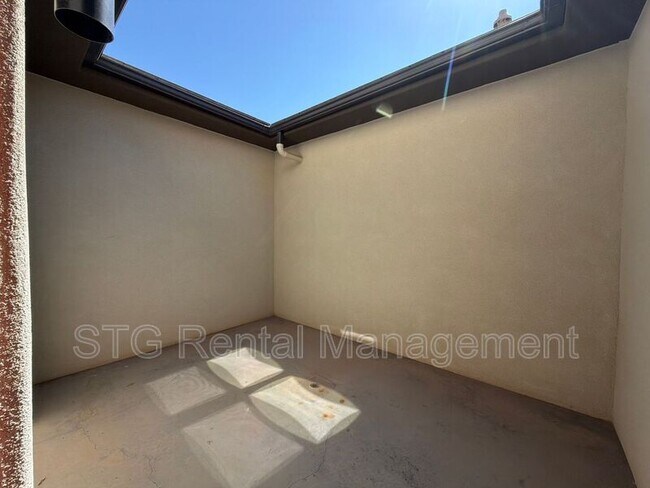 Building Photo - 644 Rosa Ln
