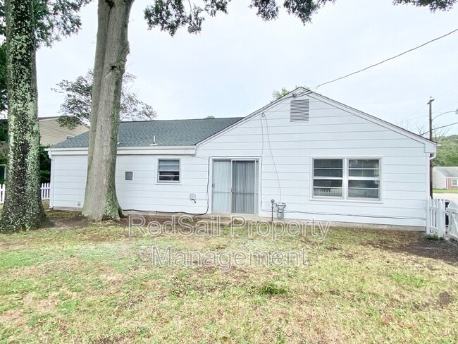 Building Photo - 701 Essex Park Dr