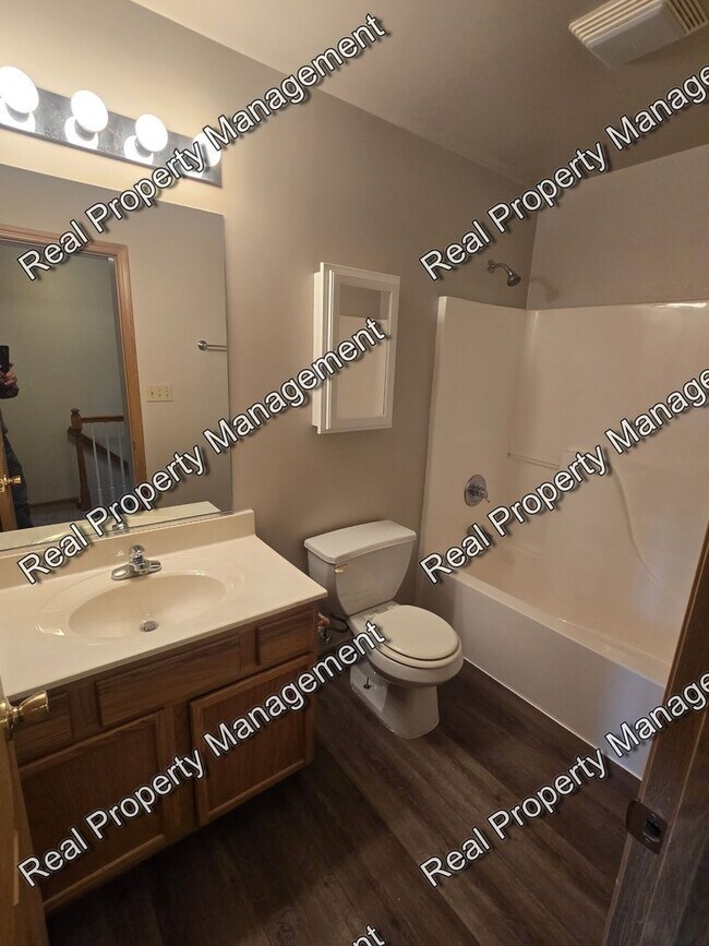 Building Photo - Updated 3 Bedroom Townhome