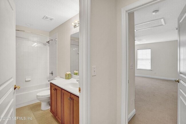 Building Photo - 1761 Highland View Dr