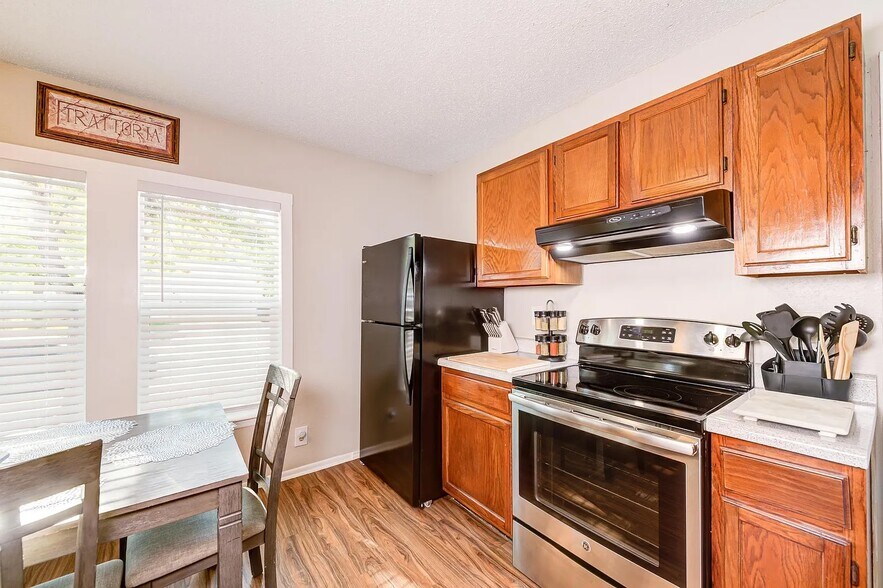 Building Photo - 6202 Valley Knight