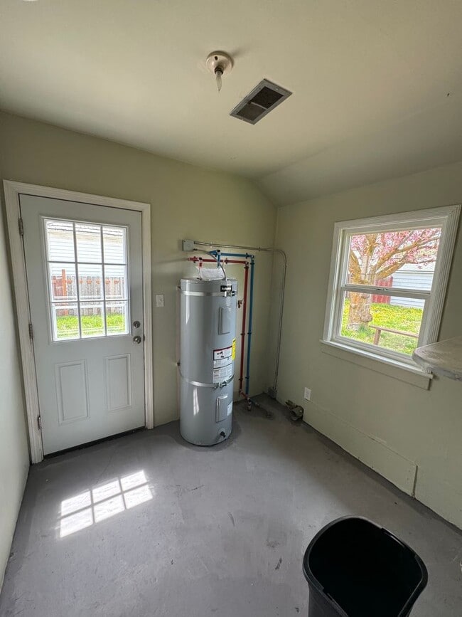 Building Photo - 2 Bedroom, 1 Bath with garage. Water and Sewer included in monthly rent!