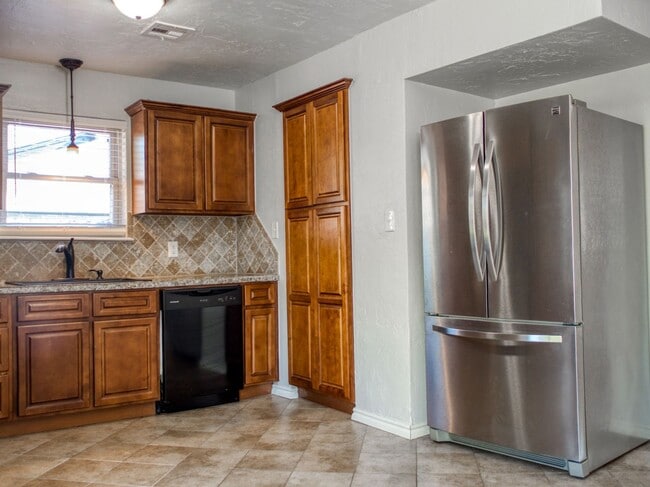 Building Photo - 3 Bedroom 2 Bath home in Shawnee!