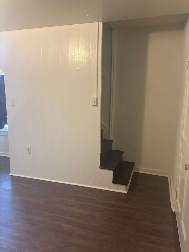 Building Photo - 3 Bedroom House, Parking, Yard-York City SD