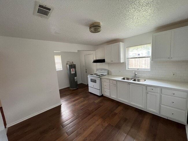 Building Photo - Gorgeous all renovated Home in Huntsville,...