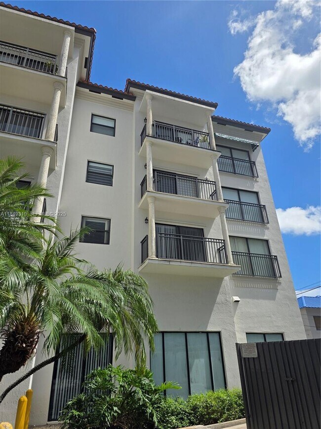 Building Photo - 650 Palm Ave