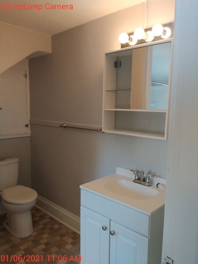 Building Photo - 2027-2028 9 bedroom / 4.5 baths  School Year Location PERFECT for students, in the heart of the UVA