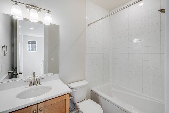 Building Photo - Beautiful 3 Bed, 3 Bath Rental Home in Hil...