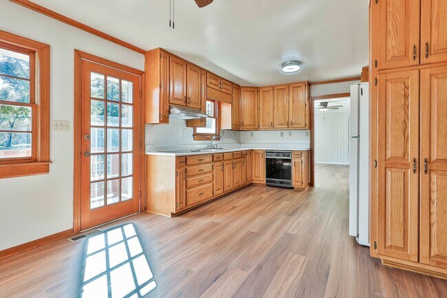 Building Photo - PROCUREMENT ONLY 334 Porter Road - Available Now! Ranch style home with spacious floor plan & bea...