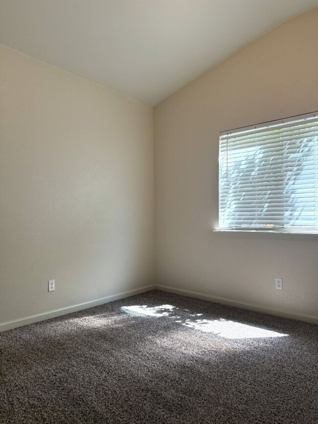Building Photo - Available Now! Spacious home located in North Merced