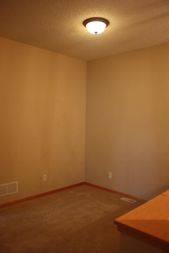 Building Photo - 711 Willow Glen Dr